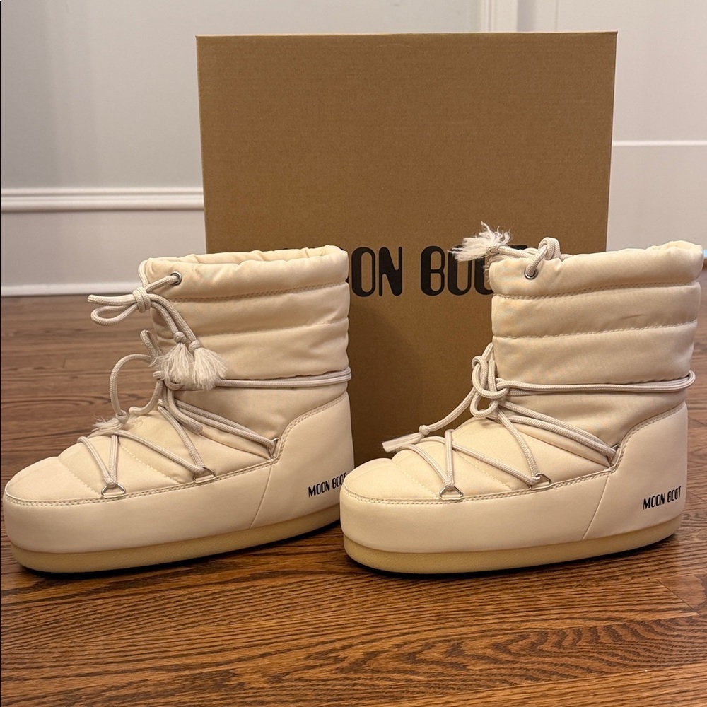 Brand New with Box Moon Boots Cream Short EU 41/42 - Picture 1 of 8